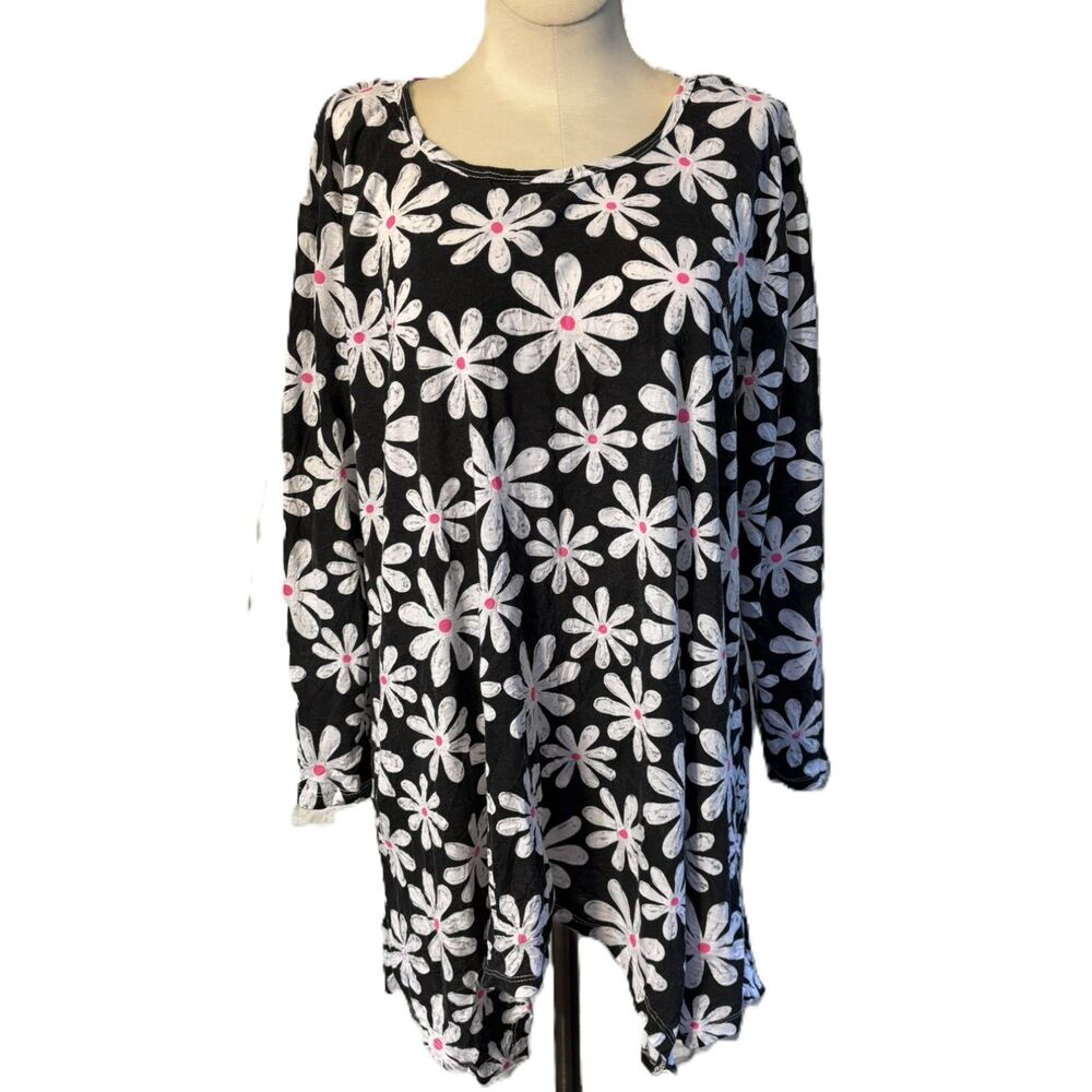 Lulu B Floral Daisy Print Swing Tunic Sharkbite Hem Black White Pink Medium